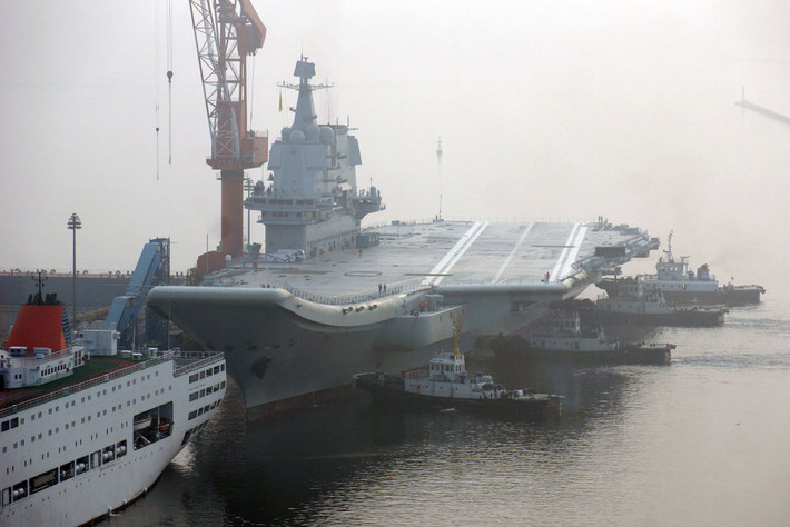 Về năng lực hàng không mẫu hạm, tàu sân bay Type-001A được dự báo có khả năng mang theo nhiều máy bay hơn người tiện nhiệm Liêu Ninh vào khoảng 30 chiến đấu cơ và 32 trực thăng, nhưng trên thực tế con số này cũng chỉ bằng 1/3 so với tàu sân bay lớp Nimitz đang được Mỹ sử dụng. Nguồn ảnh: BI.