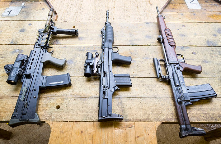 Khẩu súng trường tấn công kiểu Bullpup này có trọng lượng chỉ 3,48 kg khi không mang theo đạn. Súng có chiều dài 889mm trong khi đó chiều dài nòng súng là 623mm - tương đương với khoảng 70% chiều dài tổng thể của khẩu súng này. Nguồn ảnh: Brist.