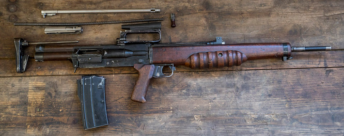 Khẩu súng trường bullpup đầu tiên được quân đội Anh thiết kế thành công mang tên EM-2. Dù không được trang bị đại trà và chỉ là phiên bản chế tạo thử nghiệm, khẩu súng này đã cho người Anh rất nhiều kinh nghiệm để chế tạo ra những phiên bản súng trường tấn công dạng Bullpup hiện đại bậc nhất thế giới như khẩu SA-80 sau này. Nguồn ảnh: Wiki.