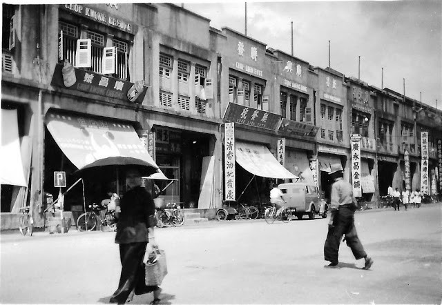 Quang cảnh khu phố người Hoa ở Malaysia nhộn nhịp hồi thập niên 1950. Ảnh VT
