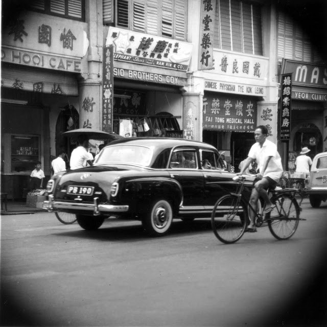 Người dân Malaysia đi lại trên con phố người Hoa hồi những năm 1950. Ảnh VT