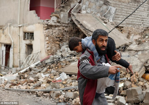 Người đàn ông “vác” theo cậu con trai trên vai trong hành trình chạy khỏi tây Mosul. Ảnh Daily Mail