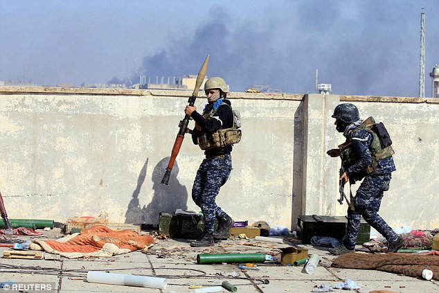 Hình ảnh chiến sự ở tây Mosul. Ảnh Daily Mail