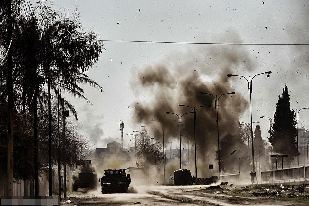 Ngọn khói bốc lên trời sau khi quân đội Iraq cho nổ tung một đơn vị của phiến quân IS ở thành phố Mosul. Ảnh Daily Mail