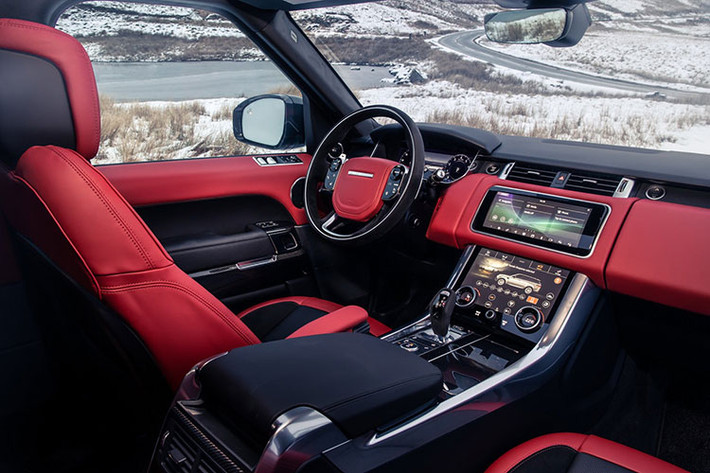 Không chỉ mạnh mẽ hơn, mẫu SUV hạng sang Range Rover Sport HST 2019 còn có một số điểm khác biệt trong thiết kế như logo riêng hay cac chi tiết bằng sợi carbon từ ngoài vào trong. Thêm vào đó là cùm phanh màu đỏ, ghế trước chỉnh điện 16 hướng, bọc một phần bằng da lộn và cần số mạ crôm màu satin.