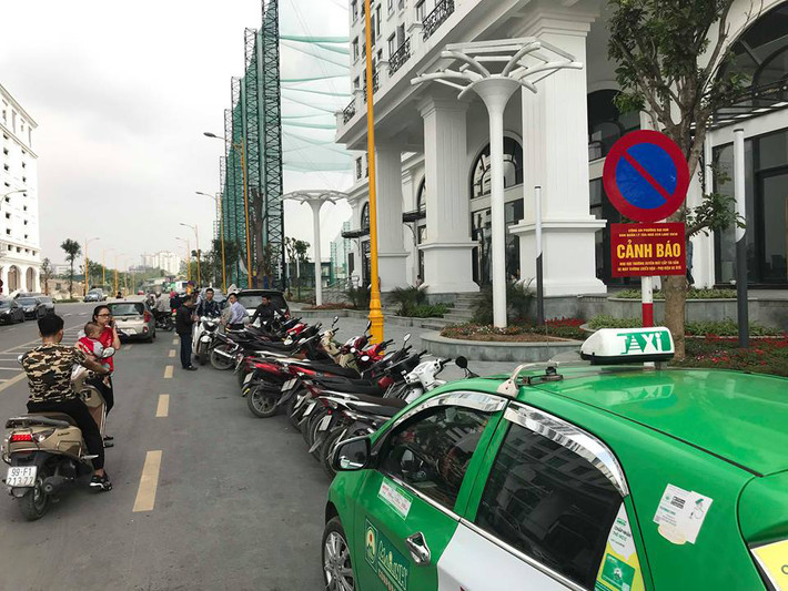 Mới đây, những tấm biển cảnh báo khu vực thường xuyên mất cắp tài sản đã được đặt tại các vị trí gần sảnh các toà nhà, nơi có nhiều cư dân và xe cộ dừng đỗ.