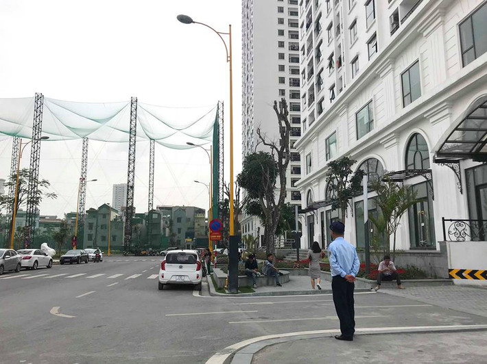 Ngay sau khi các biển cảnh báo này được dựng lên đã khiến người dân tỏ ra bức xúc và hoang mang hơn. “Tôi không hiểu một căn hộ tại đây được bán với giá khoảng 2-3 tỷ đồng và được quảng cáo tiện ích hiện đại, an ninh đảm bảo… nhưng lại để ra tình trạng trộm cắp. Tấm biển vừa là cảnh báo vừa thể hiện rõ sự yếu kém của đơn vị quản lý, chủ đầu tư dự án”, một cư dân bức xúc.