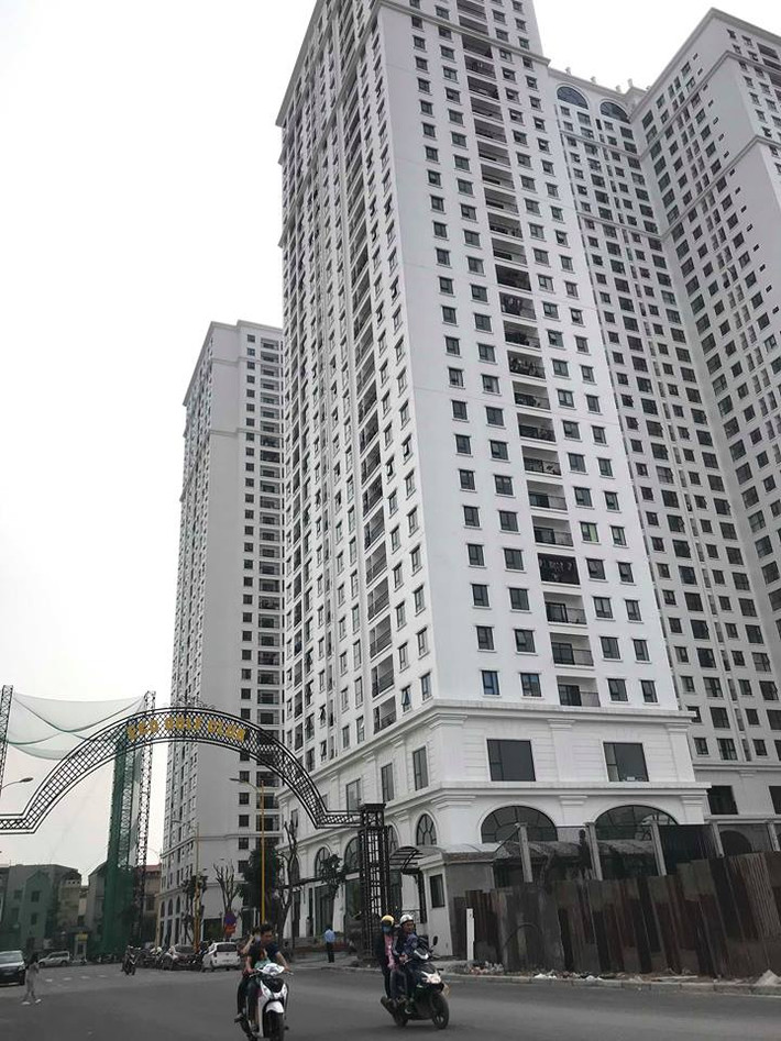 Và đến khi cư dân về ở đông hơn, vấn đề thu phí dịch vụ 8.000 đồng/m2 cũng không nhận được sự đồng thuận của cư dân. Theo cư dân, đây là mức thu khá cao nhưng chất lượng phục vụ, dọn dẹp vệ sinh chưa tương xứng.