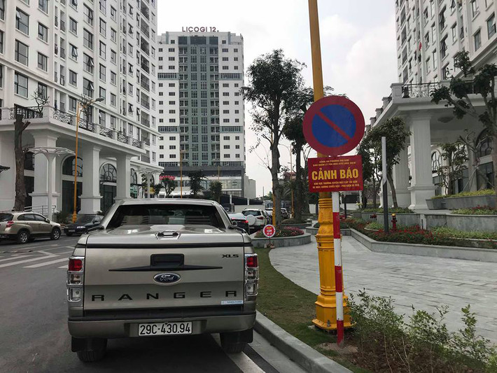 Theo phản ánh cư dân, do phản đối mức giá gửi ô tô quá cao nên nhiều cư dân đã để xe ngay trên khu vực đường nội bộ trong chung cư Eco Lake View cho nên đã dẫn tới tình trạng nhiều người bị trộm cắp tài sản. Cụ thể, mức phí 1.650.000 đồng/tháng với ô tô, 110.000 đồng/tháng với xe máy.