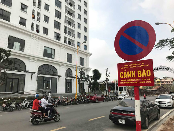 Biển cảnh báo ghi rõ: “Công an phường Đại Kim, Ban quản lý toà nhà Eco Lake View cảnh báo khu vực thường xuyên mất cắp tài sản, xe máy gương chiếu hậu, phụ kiện ô tô”.