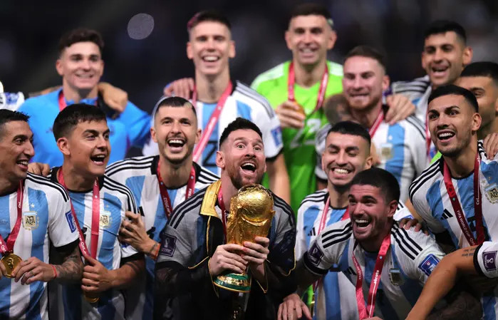 Hình ảnh Messi mặc áo choàng trong suốt lên nhận cúp đã nhanh chóng được lan truyền trên mạng xã hội, hầu hết các cổ động viên đều nhận định vui là "Messi đang mặc hoàng bào". Giống như nghi thức đăng cơ của một nhà vua!