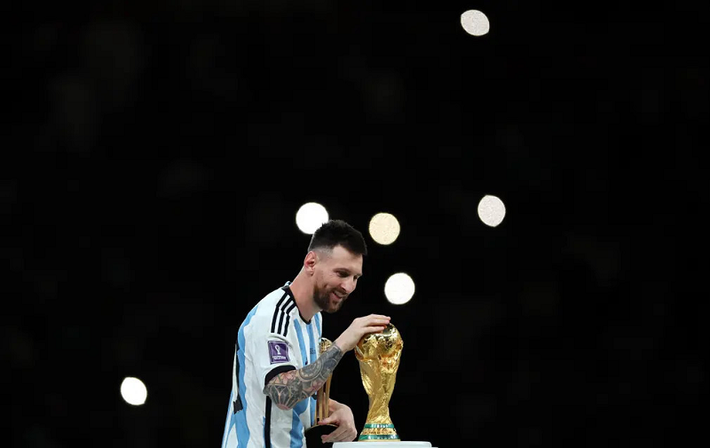 Tariq Panja, đồng tác giả của Football's Secret Trade, chia sẻ: "Hơi kỳ lạ khi Messi mặc Bisht, chiếc áo choàng đen mà tiểu vương Qatar đã khoác cho anh ấy trước khi nâng cao chức vô địch World Cup".