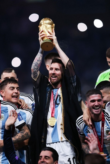 Nhà báo BBC Pablo Zabaleta đặt câu hỏi: "Tại sao? Không có lý do gì để làm điều đó". Còn người dẫn chương trình Gary Lineker nhận định "thật xấu hổ khi áo đấu của Messi bị che khuất" trong "khoảnh khắc kỳ diệu".
