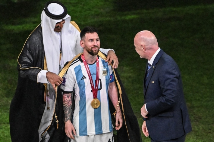 Tuy nhiên cũng có nhiều tranh cãi xung quanh về chiếc áo choàng Messi mặc khi nâng cúp.