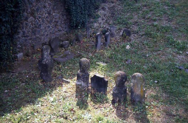 Cách đấy không lâu, các nhà khảo cổ cũng đã giải mã được bí ẩn mộ cổ của Pompeii. Ở vùng ngoại ô thành phố Pompeii, các nhà khoa học tìm thấy hàng trăm ngôi mộ có hình dáng rất khác thường.