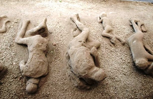 Kể từ khi luật La Mã và các nghĩa trang cấm để mộ trong thành phố thì các ngôi mộ chuyển ra bên ngoài bức tường thành phố. Cho nên các ngôi mộ trên có kèm theo các đồ gia dụng và các mảnh vụn kiến trúc, thực phẩm.