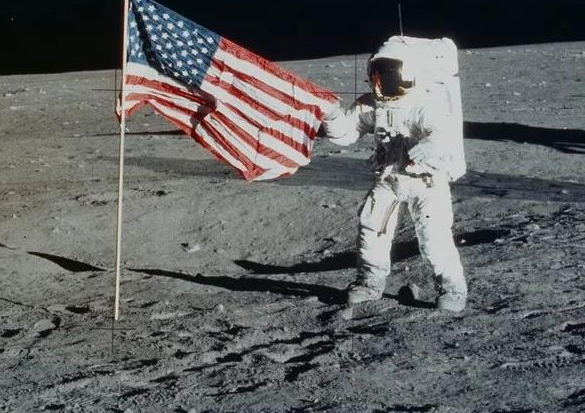 Số phận của lá cờ đầu tiên đến Mặt trăng cùng với tàu vũ trụ Apollo 11 khá... bi đát khi bị xô ngã bởi khí thoát sau tên lửa ngay khi con tàu này rời đi. Điều này được khẳng định bởi chính Aldrin - một thành viên trong phi hành đoàn.