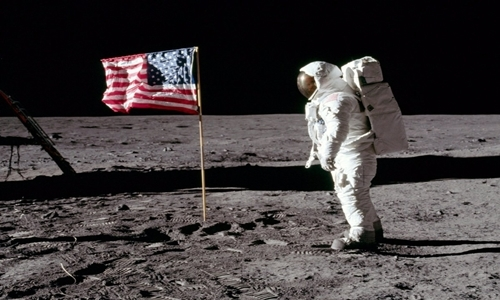 Trong các nhiệm vụ Apollo 11, 12, 14, 15, 16 và 17 đều để lại một lá cờ trước khi trở về Ƭrái đất. NASA đã “ưu ái” gọi truуền thống này là “Lunar Flag Assembly” (tạm dịch: Đại hội quốc kì Mặt trăng).