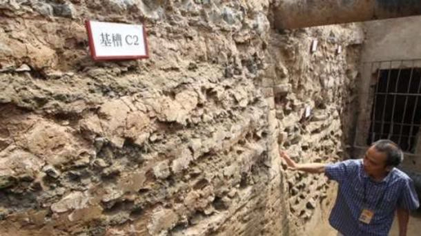 Trong buổi họp báo, nhóm chuyên gia cho biết họ tìm thấy nền móng nơi ở của hoàng tộc có niên đại 700 năm ở tầng dưới cùng một khu vực khai quật nằm giữa Tử Cấm Thành.