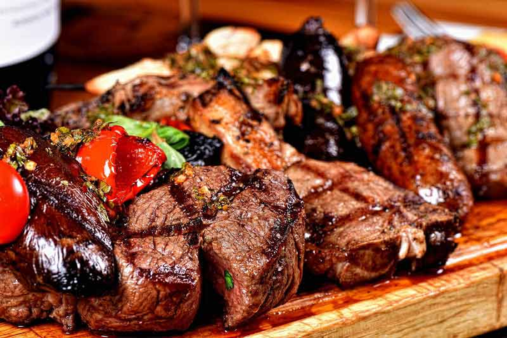 Ví dụ bạn gọi thịt bò thì sẽ chỉ có nguyên thịt bò trên đĩa, các món ăn kèm phải gọi riêng. Và ở đây mọi người cũng không có thói quen gói đồ thừa mang về, bạn chỉ nên gọi vừa đủ ăn thôi.