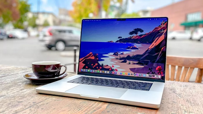 Bên cạnh hiệu năng CPU và GPU, băng thông bộ nhớ mà Apple M2 hỗ trợ cũng tăng 50% so với Apple M1. Cụ thể, Apple M2 hỗ trợ băng thông bộ nhớ lên đến 100 Gbps và hỗ trợ tối đa 24 GB RAM LPDDR5.