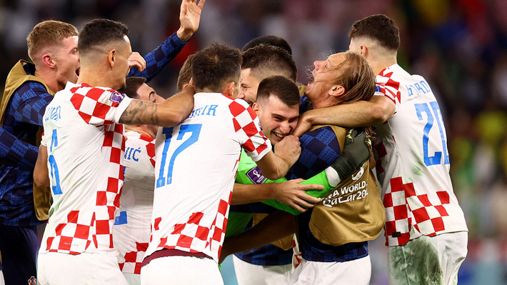 Đội tuyển Croatia gây bất ngờ khi cầm hòa một trong những ứng cử viên hàng đầu cho chức vô địch là Brazil sau 120 phút và giành chiến thắng trước đội bóng Nam Mỹ trên chấm luân lưu 11 mét, giành vé vào bán kết. Croatia vẫn đầy đủ lực lượng mạnh nhất cho trận đấu quan trọng ở bán kết.