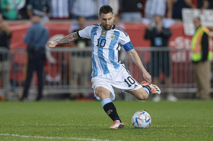 Lionel Messi đang chứng minh sức mạnh và khát khao có được ngôi vương trong lần thứ 5 tham dự sân chơi lớn nhất hành tinh. Trong khi đó, El Pulga chắc chắn vẫn là niềm hy vọng săn bàn của Argentina. Lịch sử đối đầu giữa hai đội cho thấy Argentina sẽ có một trận đấu không hề dễ dàng.