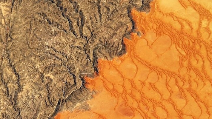 Ảnh chụp từ vệ tinh Landsat 8 cho thấy tương phản màu sắc tuyệt đẹp giữa Biển Cát Namib và dãy núi thuộc công viên Namib-Naukluft, ở Nambia.