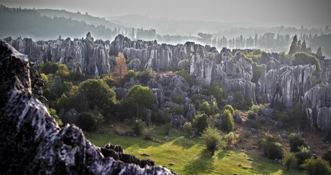 2. Rừng đá Shillin cách Côn Minh, thủ phủ tỉnh Vân Nam, khoảng 120 km. Ban đầu nó là đáy của một vùng biển lớn. Nước dần cạn đi, để lộ ra những núi đá vôi khổng lồ. Sự xói mòn của gió và nước tạo nên những hình thù ấn tượng cho các khối đá.