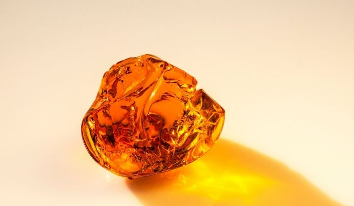 Hổ phách, hay còn gọi là huyết phách, minh phách, là một loại nhựa cây hóa thạch có tuổi đời hàng triệu năm. Được biết đến với vẻ đẹp tự nhiên và màu sắc ấm áp, hổ phách không chỉ là một món trang sức quý giá mà còn mang trong mình nhiều giá trị khoa học và văn hóa. (Ảnh: chillme.vn)