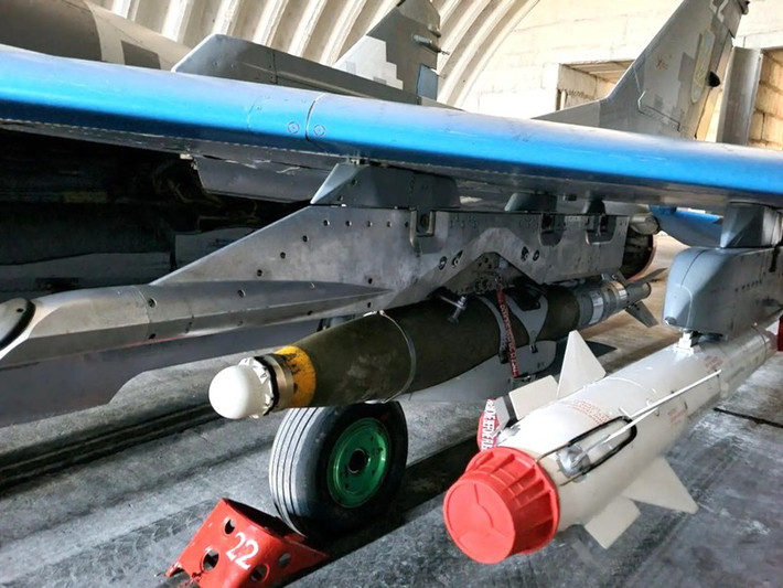 Cũng có thể giả định rằng tiêm kích Mirage 2000-5F của Không quân Ukraine sẽ được điều chỉnh để sử dụng bom hàng không có độ chính xác cao của Mỹ, với bộ dụng cụ dẫn đường JDAM.