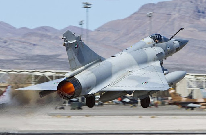 So sánh với những tiêm kích F-16AM do các quốc gia châu Âu cung cấp, tiêm kích Mirage 2000-5 được đánh giá cao hơn về độ cơ động, khi thêm hệ thống EW và vũ khí mới, nó sẽ trở nên lợi hại hơn một bậc.