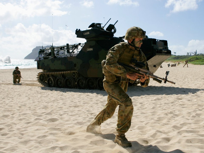 Australia đứng ở vị trí 19 với... hai tàu sân bay trong biên chế Hải quân và tổng quân số khoảng 79.700 người. Ngân sách quốc phòng của quốc gia Chuột Túi này vào khoảng 26,3 tỷ USD. Nguồn ảnh: BI.