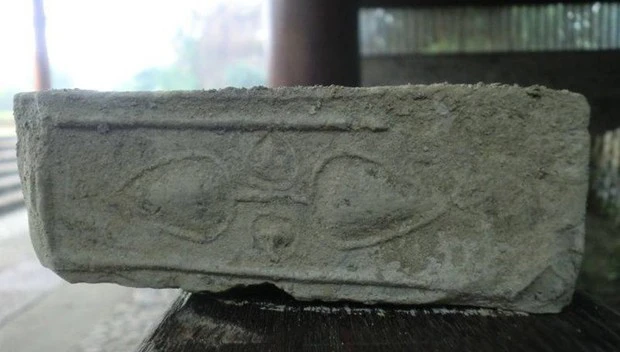 Trong bia mộ của Lương Sơn Bá, người ta cũng đã tìm thấy một viên gạch niên đại 1.700 năm, điêu khắc hai trái tim. Mặc dù không thể xác định một cách chắc chắn, điều này có thể là một biểu tượng hoặc bằng chứng cho một câu chuyện tình yêu.