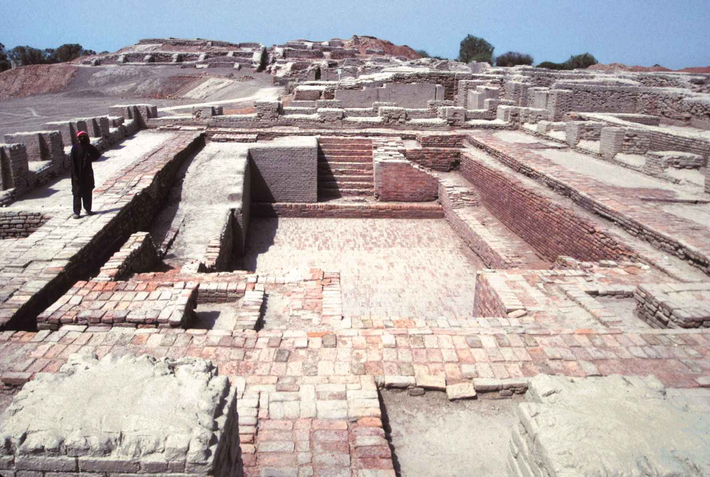 1. Nền văn minh thung lũng Indus: Được biết đến với các tàn tích kiến trúc đồ sộ, có hệ thống vệ sinh và sáng tạo về công nghệ, toán học. Sự biến mất của nền văn minh này có thể do xâm lược hoặc biến đổi khí hậu.