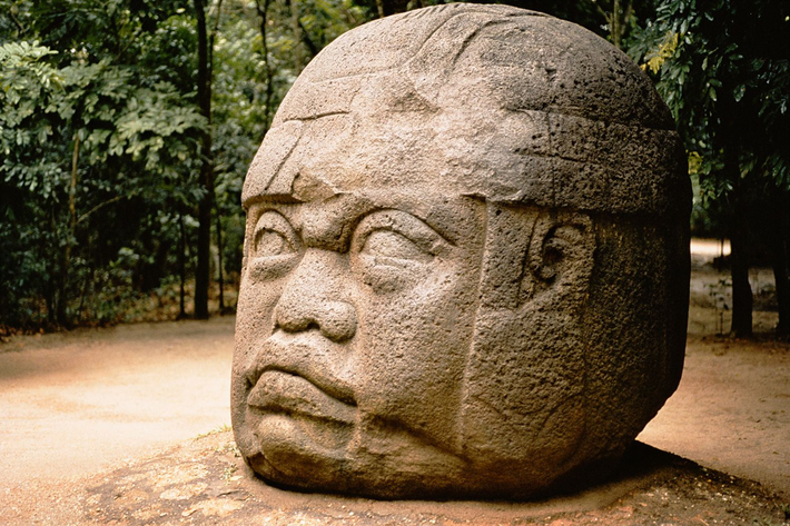 4. Nền văn minh Olmec: Có thể là nền văn minh đầu tiên tại Tây bán cầu phát triển hệ thống chữ viết và khái niệm về số không. Sự biến mất của họ liên quan đến thảm họa tự nhiên hoặc sự suy yếu về nông nghiệp.