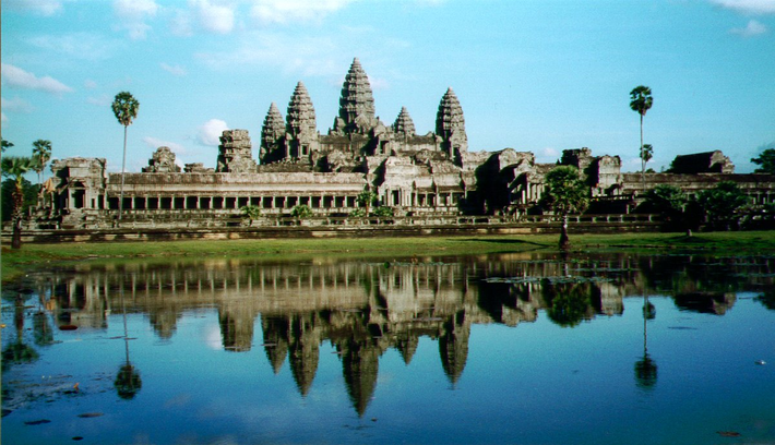 2. Đế chế Khmer: Nền văn minh ảnh hưởng rộng rãi và để lại các di tích kiến trúc đá. Tuy nhiên, họ chịu áp lực từ xâm lược và xung đột quyền lực, dẫn đến sự suy yếu.