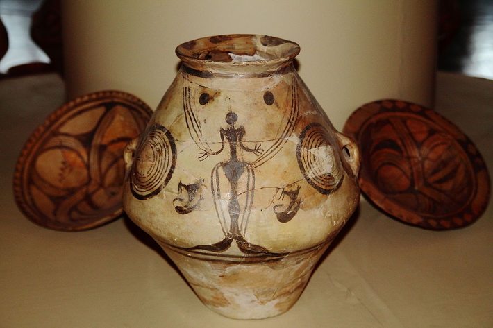 7. Nền văn minh Cucuteni-Trypillian: Những người trong thời kỳ này có thói quen đốt làng và xây dựng lại sau một thời gian. Sự biến mất của nền văn minh này có thể liên quan đến xung đột nội bộ hoặc thay đổi khí hậu.