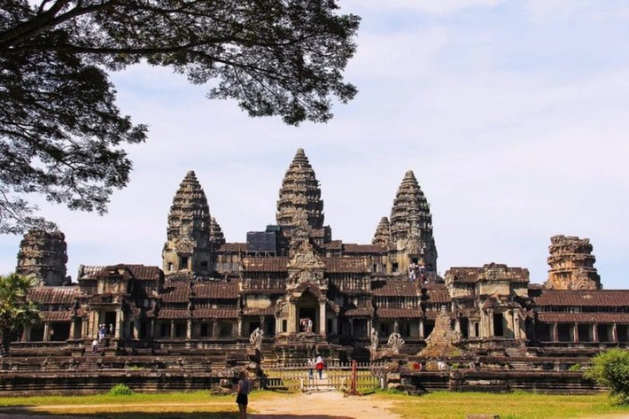 4. Tượng trưng của núi Meru: Angkor Wat là tượng trưng của núi Meru, năm tòa tháp trung tâm biểu thị năm đỉnh của núi Meru, núi linh thiêng ở trung tâm vũ trụ theo thần thoại Ấn Độ.