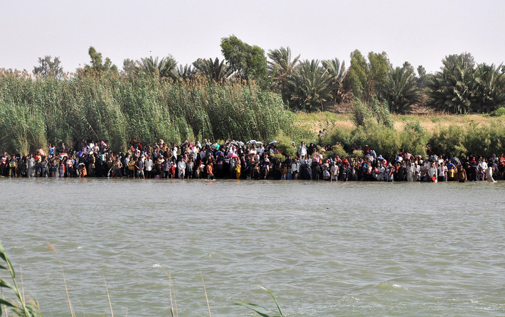 Những dân thường ở Fallujah đang vượt sông Euphrates để đi sơ tán trong đợt tổng tiến công đánh IS ở thành phố này.