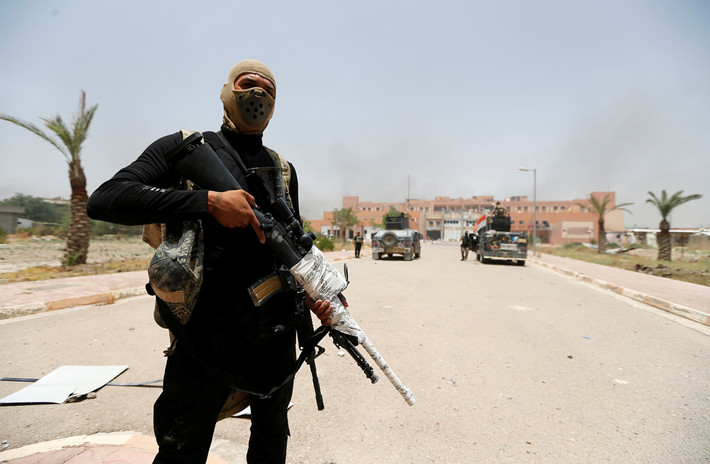 Còn đây là hình ảnh lính Iraq cầm vũ khí bên ngoài bệnh viện Fallujah sau khi đánh bật IS hôm 20/6.