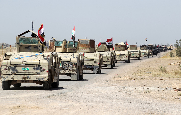 Chiến dịch quân sự ở chảo lửa Fallujah đã khiến phiến quân IS tháo chạy và tái lập sự kiểm soát của chính quyền trung ương Iraq đối với thành phố nổi loạn này. Ảnh: Đoàn xe quân sự Iraq thẳng tiến ở ngoài khu dân cư al-Shuhada, phía nam Fallujah ngày 3/6.