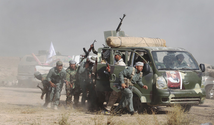 Các thành viên phe chính phủ Iraq tập kết gần thành phố Fallujah hôm 23/5.