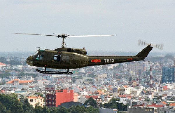 Hiện tại, trong lực lượng Không quân Việt Nam cũng có sự phục vụ của những chiếc UH-1 sau năm 1975 và dĩ nhiên là do Mỹ chế tạo. Dù vậy lịch sử hoạt động của UH-1 trong biên chế Không quân Việt Nam khá hạn chế so với Mi8/17. Nguồn ảnh: Tuoitre.