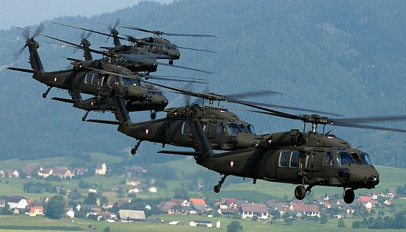 Có giá khoảng 21 triệu USD cho mỗi chiếc, trực thăng BlackHawk của Mỹ được xếp vào loại trực thăng đa dụng, nó có thể vận tải người, hàng hóa hoặc đóng vai trò như một trạm chỉ huy trên không hoặc trực thăng cứu hộ. Nguồn ảnh: Helicopter.
