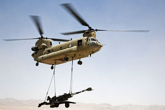 Có tầm bay khoảng 500 km. tải trọng tối đa lên tới 22,6 tấn, đây là loại trực thăng chở người và chở hàng mà Quân đội Mỹ hay sử dụng nhất trên chiến trường. Kể từ khi ra đời vào năm 1962 tới nay, CH-47 đã luôn là loại trực thăng phục vụ vận tải hạng nặng tốt nhất mà Mỹ có. Nguồn ảnh: Wiki.