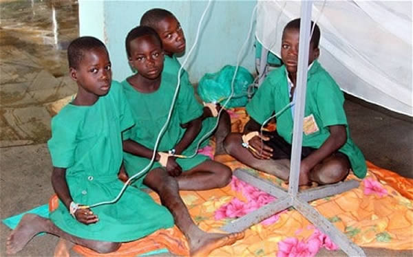 Năm 2011, một tia sét đánh xuống ngôi trường tiểu học Runyanya ở Uganda đã giết chết 18 em nhỏ và khiến 50 em khác bị thương.