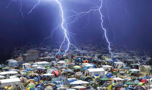 Tại lễ hội âm nhạc Rock am Ring được tổ chức vào năm 2015 tại Mendig, Đức đã có 33 người bị sét đánh. Trong đó có 8 người bị sét đánh khi đang đứng trên sân khấu và vài phút sau một tia sét khác đánh thẳng vào đám đông người hâm mộ. 2 người bị thương nặng nhưng không có ai tử vong.