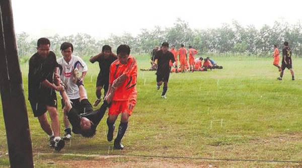 Năm 2008, sét đánh tại Campuchia đã giết chết 3 người ngay tại chỗ khi họ đang chơi bóng đá và 3 người khác bị thương nặng.