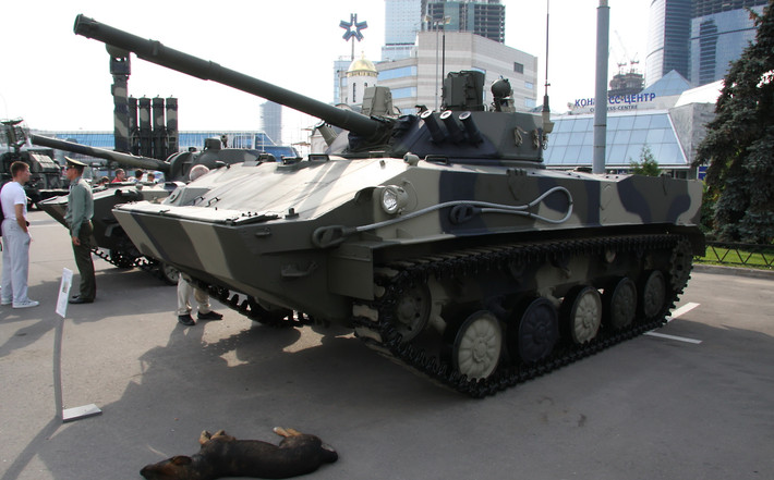 Kíp chiến đấu của BMD-4 tiêu chuẩn bao gồm ba thành viên bao gồm trưởng xa, xạ thủ và lái xe. Loại thiết giáp này cũng có khả năng chở quân với việc mang theo tối đa được năm lính với đầy đủ trang bị vũ khí. Nguồn ảnh: BMDP.